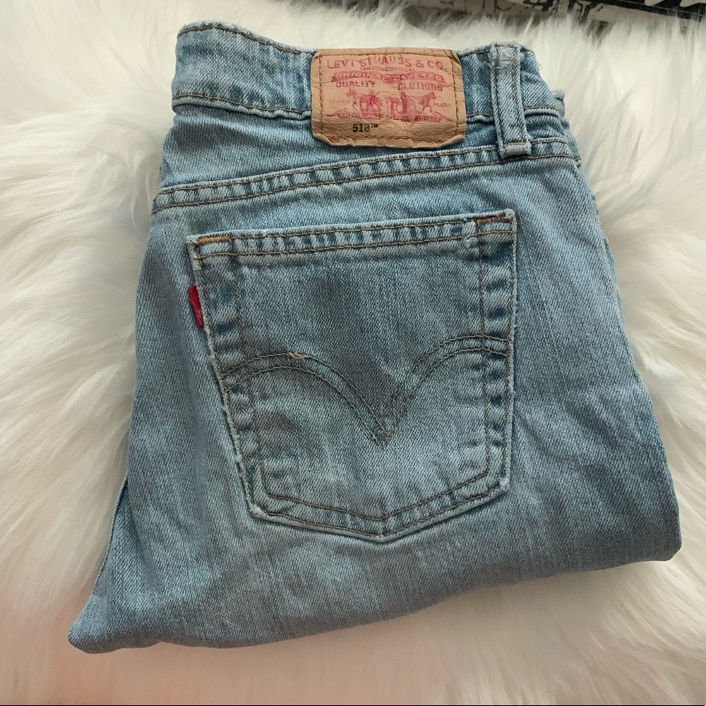 low waisted light wash levi jeans